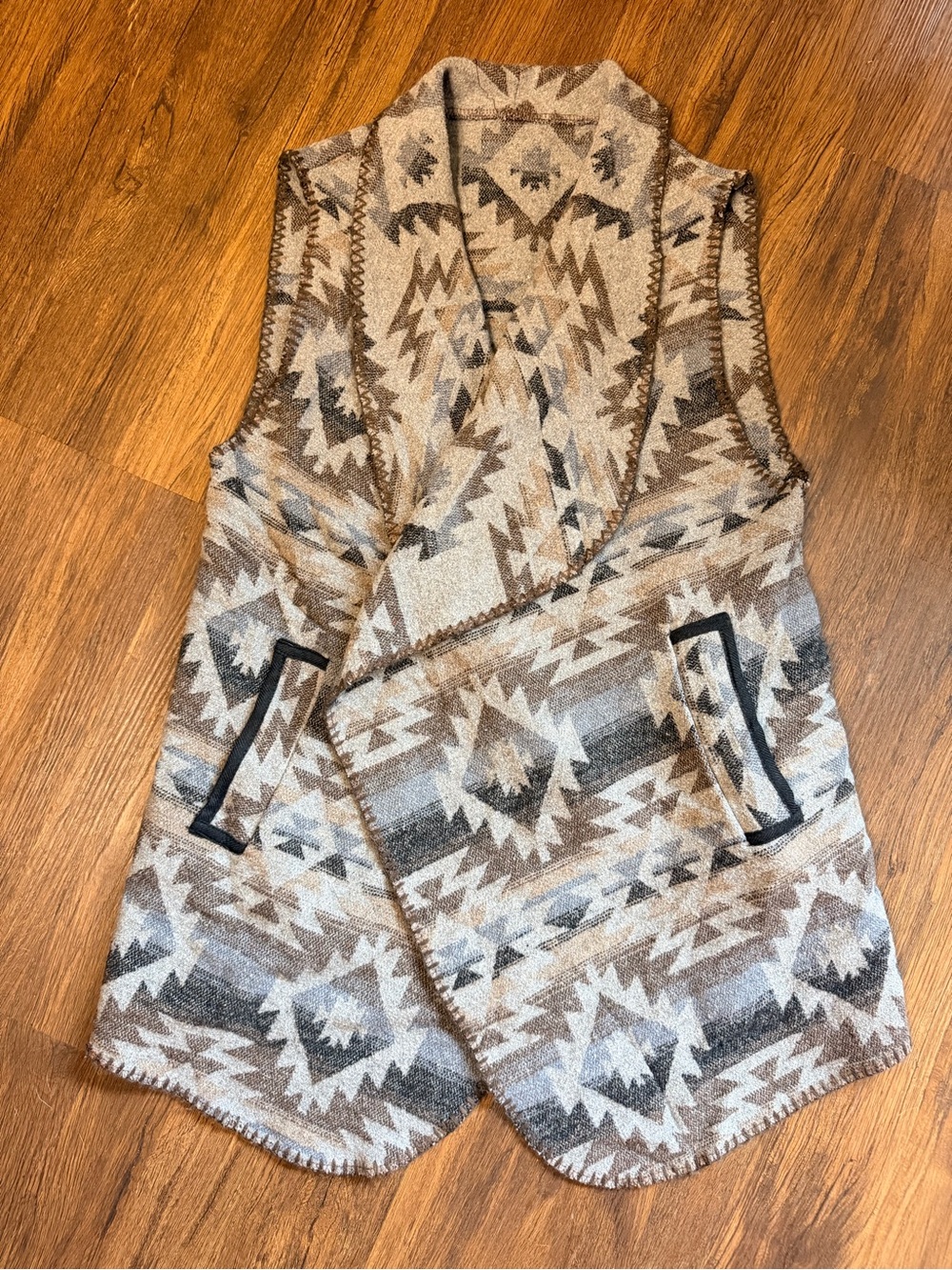 Western Style Open-Front Aztec-Pattern Vest - Picture 4 of 12